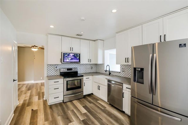 4 of 15 - 527 S 13th Ct, Lantana, FL