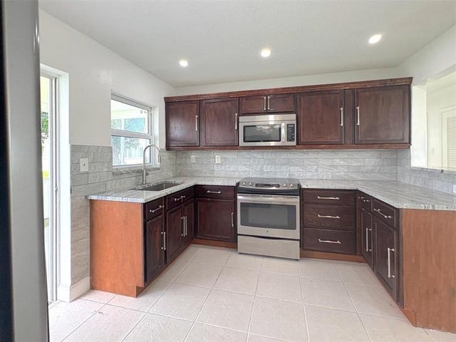 3 of 21 - 7005 Nw 66th Ter, Tamarac, FL