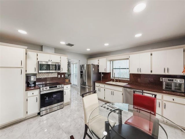 4 of 45 - 1450 Lakeview Cir, Coral Springs, FL