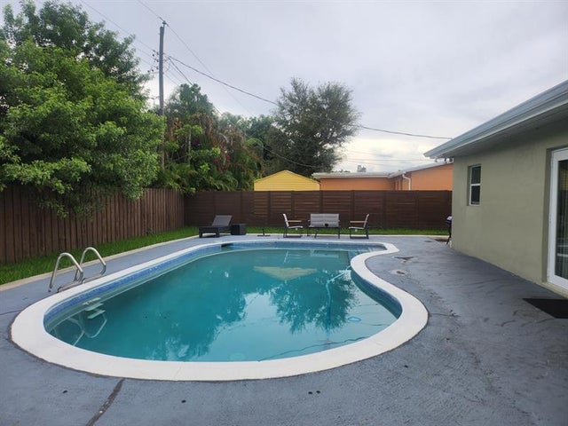 2 of 13 - 640 Sw 68th Ter, Pembroke Pines, FL