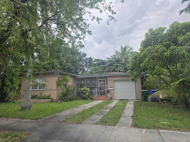 1 of 2 - 7520 Ne 5th Ave, Miami, FL