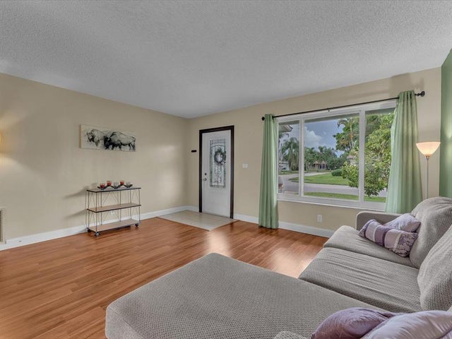 4 of 25 - 4623 Nw 46th St, Tamarac, FL