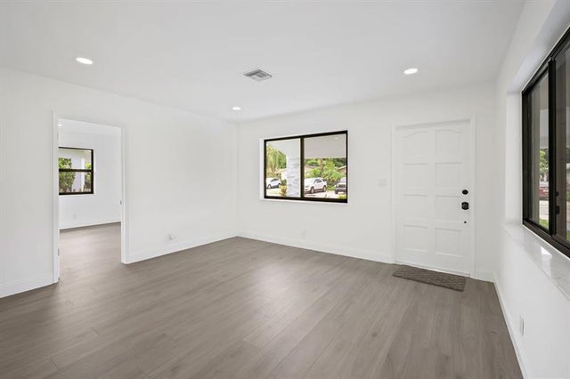 4 of 34 - 699 Ne 40th St, Oakland Park, FL