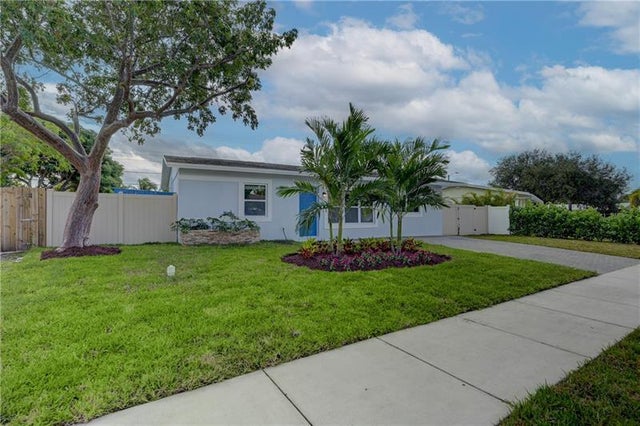 2 of 35 - 910 Ne 23rd Pl, Pompano Beach, FL