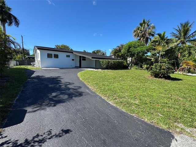 3 of 45 - 713 Sw 4th Ct, Hallandale, FL