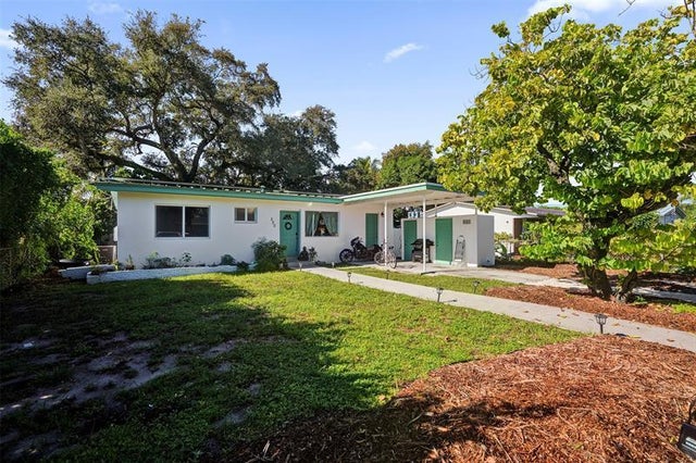 1 of 31 - 220 Ne 165th St, Miami, FL