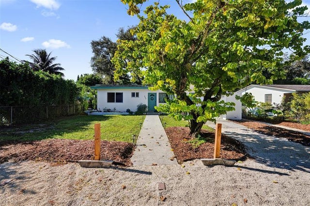 2 of 31 - 220 Ne 165th St, Miami, FL