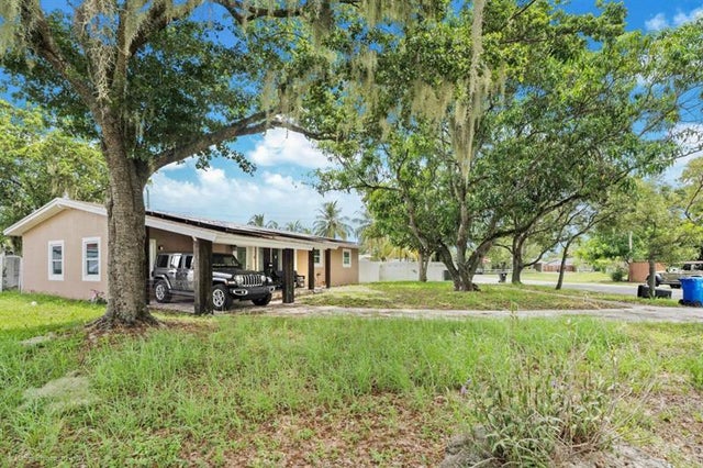 5 of 22 - 1880 Sw 37th Way, Fort Lauderdale, FL