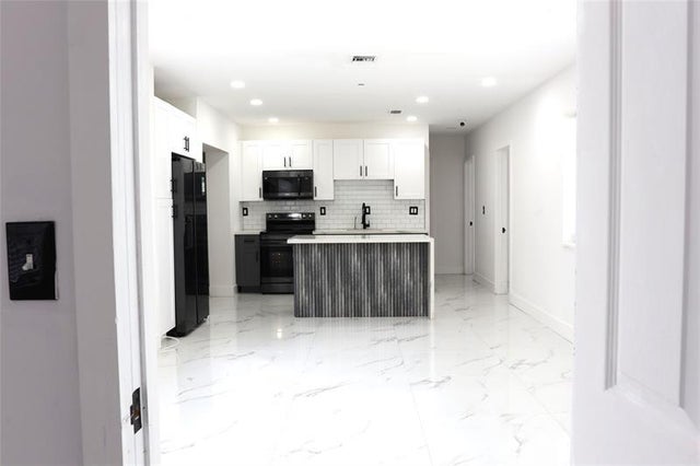 3 of 25 - 3075 Nw 68th St, Miami, FL