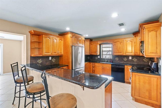 4 of 40 - 8240 Nw 94th Ave, Tamarac, FL