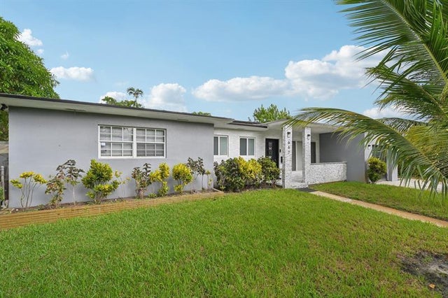 1 of 29 - 667 W Melrose Cir, Fort Lauderdale, FL