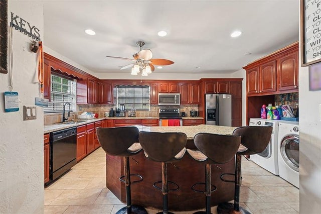 4 of 29 - 667 W Melrose Cir, Fort Lauderdale, FL