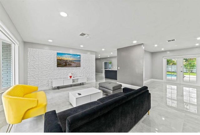 3 of 13 - 4811 Hayes St, Hollywood, FL