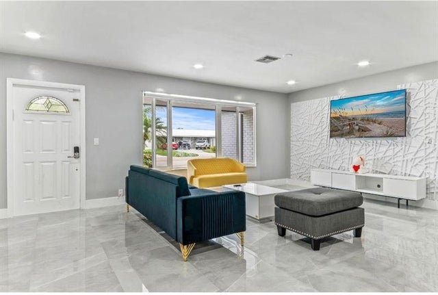 4 of 13 - 4811 Hayes St, Hollywood, FL