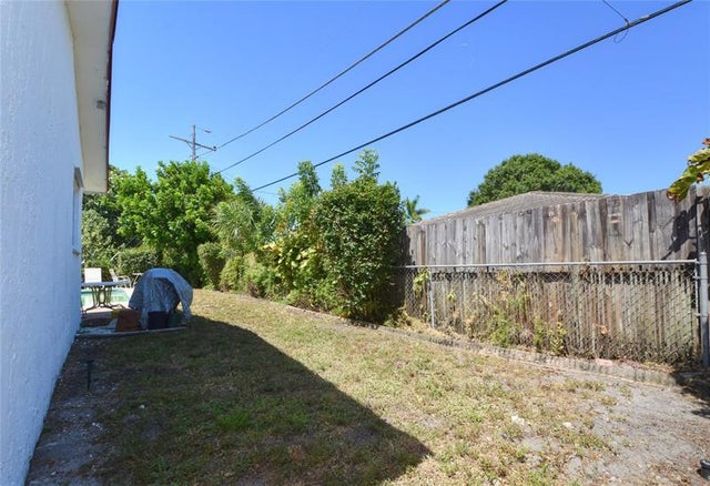 4 of 12 - 1240 S Cypress Rd, Pompano Beach, FL
