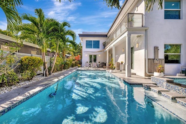 1 of 65 - 2502 Ne 6th Ave, Wilton Manors, FL