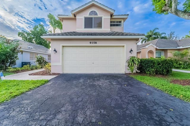 2 of 35 - 9358 Arborwood Cir, Davie, FL