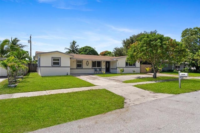 1 of 56 - 1434 W Trammell St, Lantana, FL