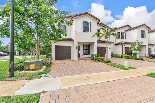3 of 29 - 15987 Sw 2nd Place, Pembroke Pines, FL