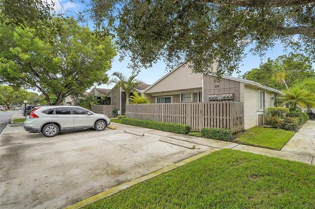 3 of 36 - 573 Woodgate Cir, Fort Lauderdale, FL