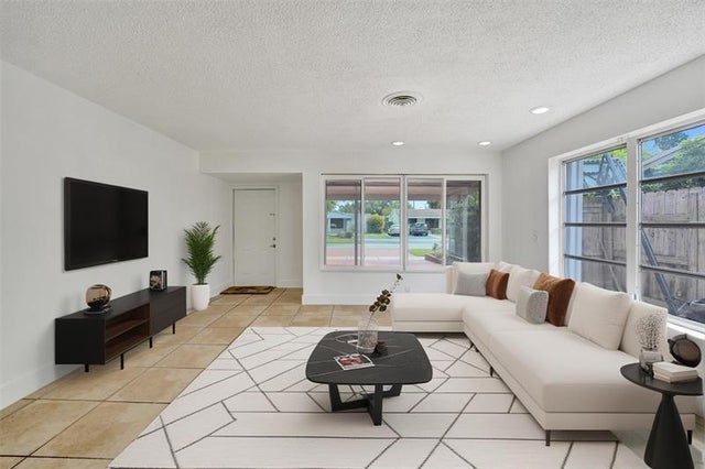 4 of 32 - 2004 N 40th Ave, Hollywood, FL