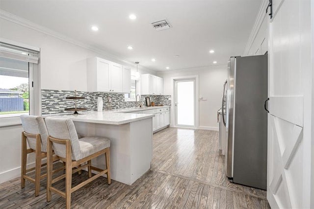 4 of 23 - 300 Ne 43rd St, Oakland Park, FL