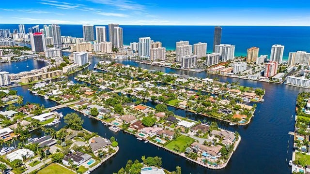 3 of 32 - 625 Oleander Dr, Hallandale, FL
