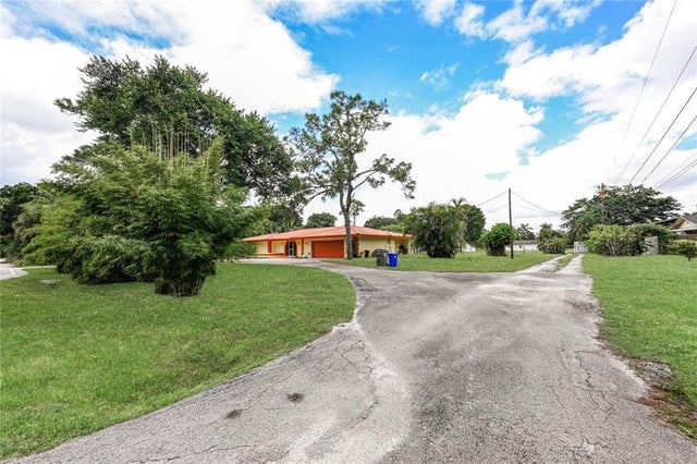 3 of 17 - 8421 Pioneer Rd, West Palm Beach, FL