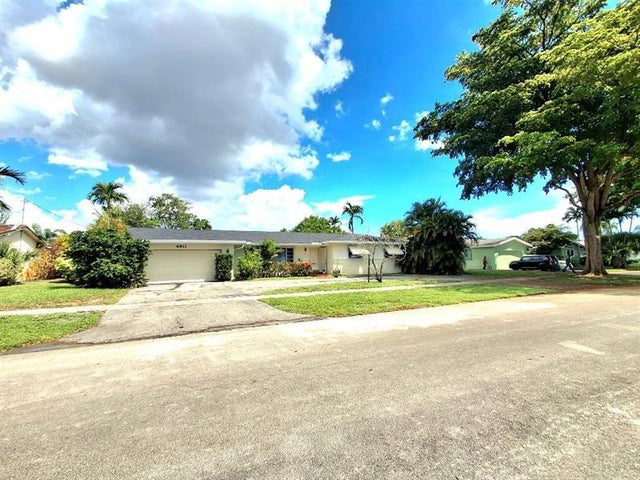 2 of 17 - 4911 Jackson St, Hollywood, FL