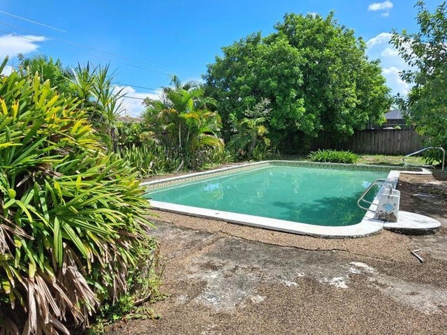 3 of 17 - 4911 Jackson St, Hollywood, FL