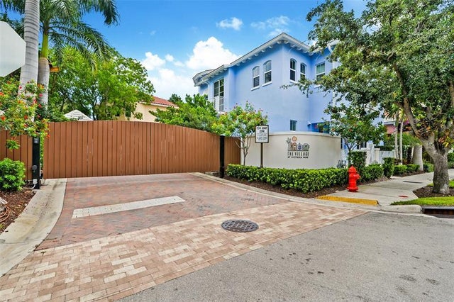 1 of 33 - 916 Ne 17 Way, Fort Lauderdale, FL