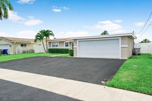 1 of 28 - 949 Se 10th Ct, Pompano Beach, FL
