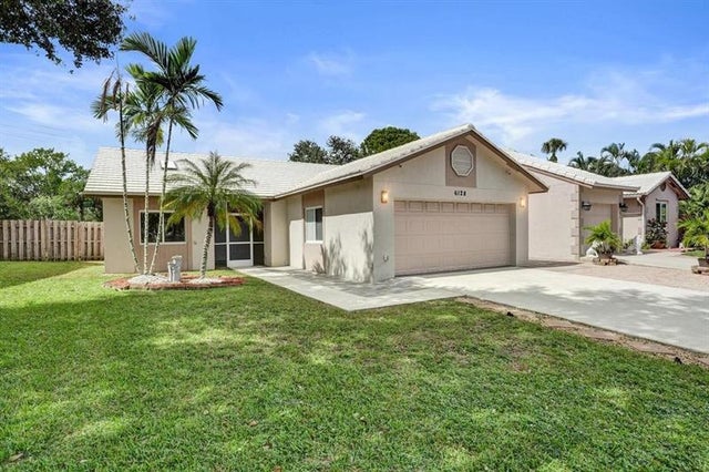 1 of 70 - 6128 Strawberry Lakes Cir, Lake Worth, FL