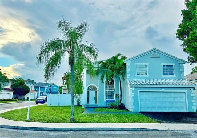 1 of 41 - 621 Lakeshore Ter, Davie, FL