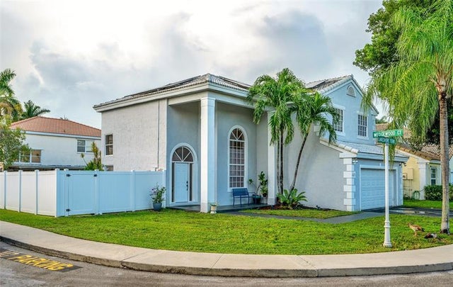 2 of 41 - 621 Lakeshore Ter, Davie, FL