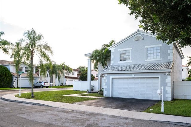 3 of 41 - 621 Lakeshore Ter, Davie, FL