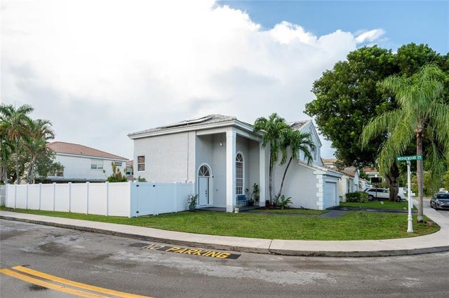 4 of 41 - 621 Lakeshore Ter, Davie, FL