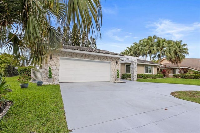 2 of 23 - 7626 Nw 87th Ave, Tamarac, FL