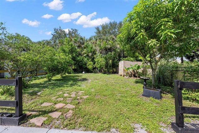 4 of 50 - 2550 Ray Ct, Lake Worth, FL