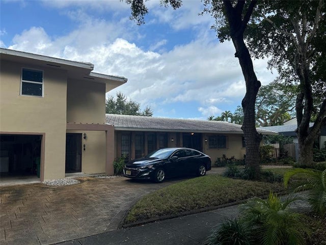 1 of 3 - 525 Ne 58th St, Miami, FL