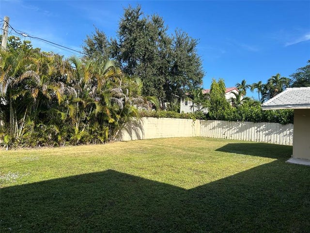 2 of 3 - 525 Ne 58th St, Miami, FL