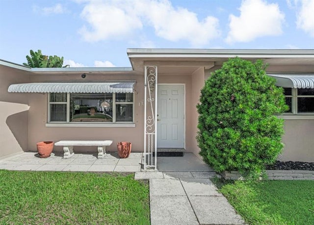 2 of 34 - 1122 Beach Rd, Riviera Beach, FL