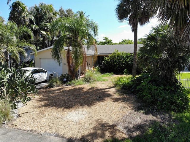 2 of 21 - 922 S Palmway, Lake Worth, FL