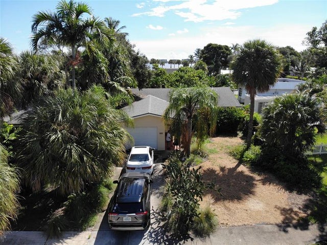 4 of 21 - 922 S Palmway, Lake Worth, FL