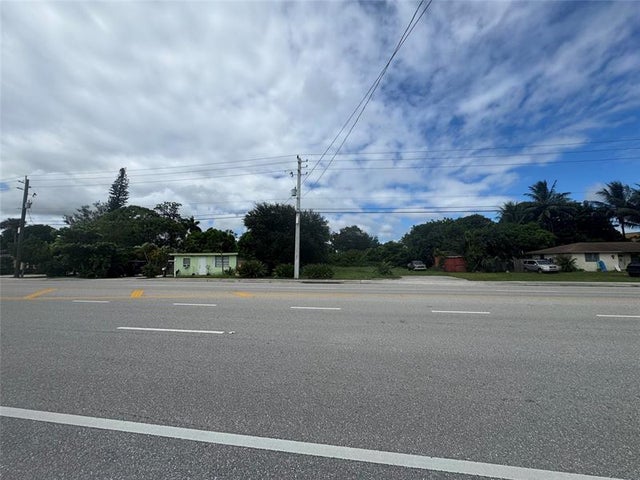 3 of 27 - 4097 S Haverhill Rd, Green Acres, FL