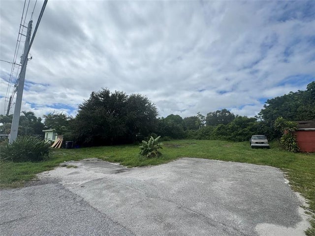 4 of 27 - 4097 S Haverhill Rd, Green Acres, FL