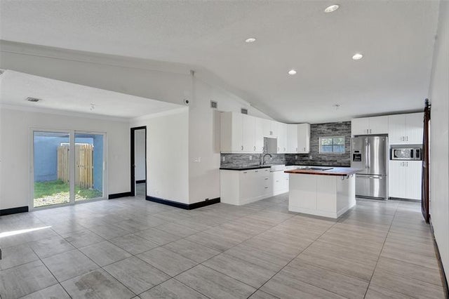 4 of 49 - 967 Nw 89th Ave, Plantation, FL