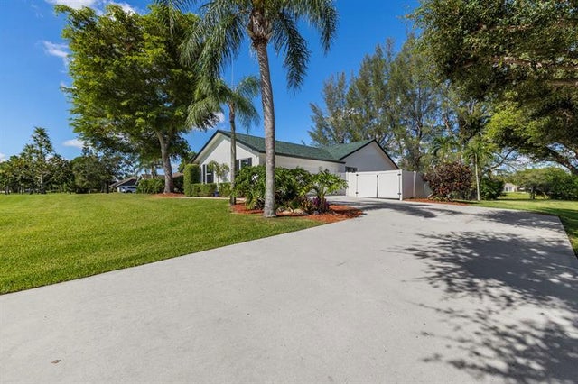 3 of 38 - 825 Whippoorwill Trl, West Palm Beach, FL