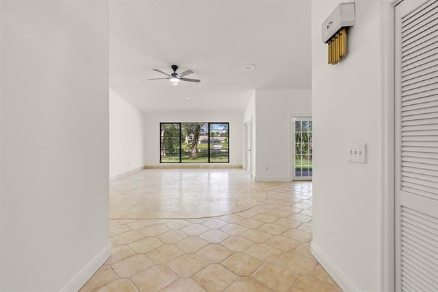 4 of 38 - 825 Whippoorwill Trl, West Palm Beach, FL