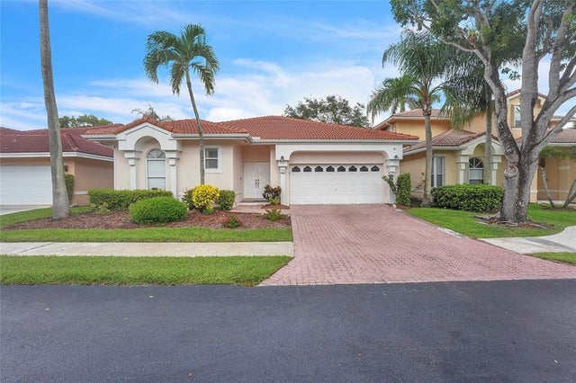 1 of 41 - 7701 Highlands Cir, Margate, FL